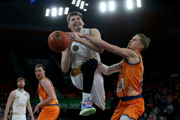 他不是简单 他不是简单